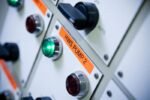 TZE-B51 LAMINATED TAPE 24MM  5M BLACK ON SIGNAL ORANGE - Image 3